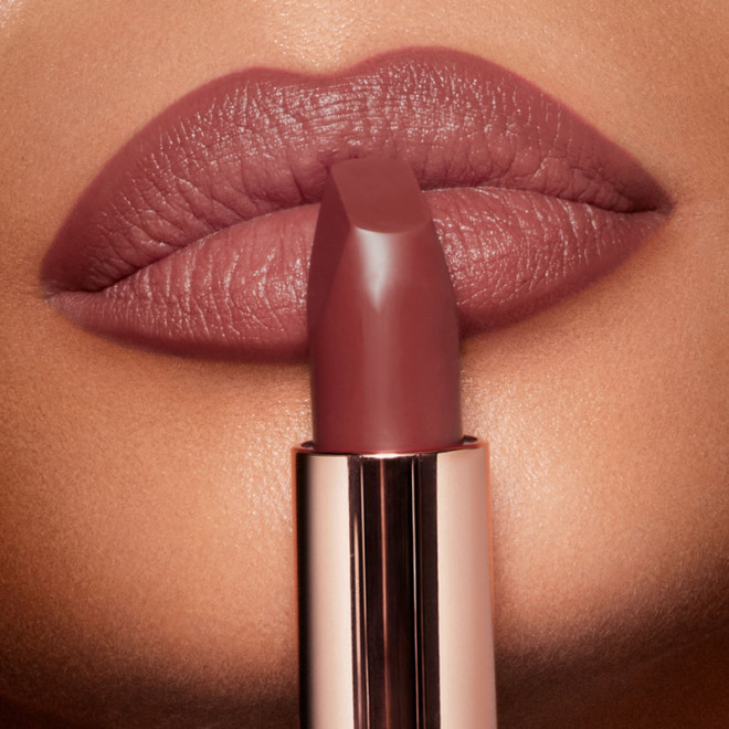 Помада charlotte tilbury pillow. Помада Charlotte Tilbury Matte Revolution. Charlotte Tilbury Pillow talk помада.