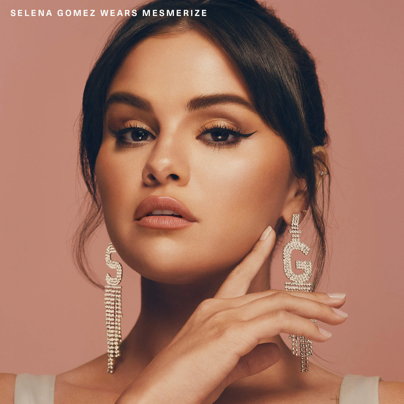 RARE BEAUTY by Selena Gomez Positive Light Silky Touch Highlighter купить в Beauty Storage. Быстрая доставка по России и СНГ.