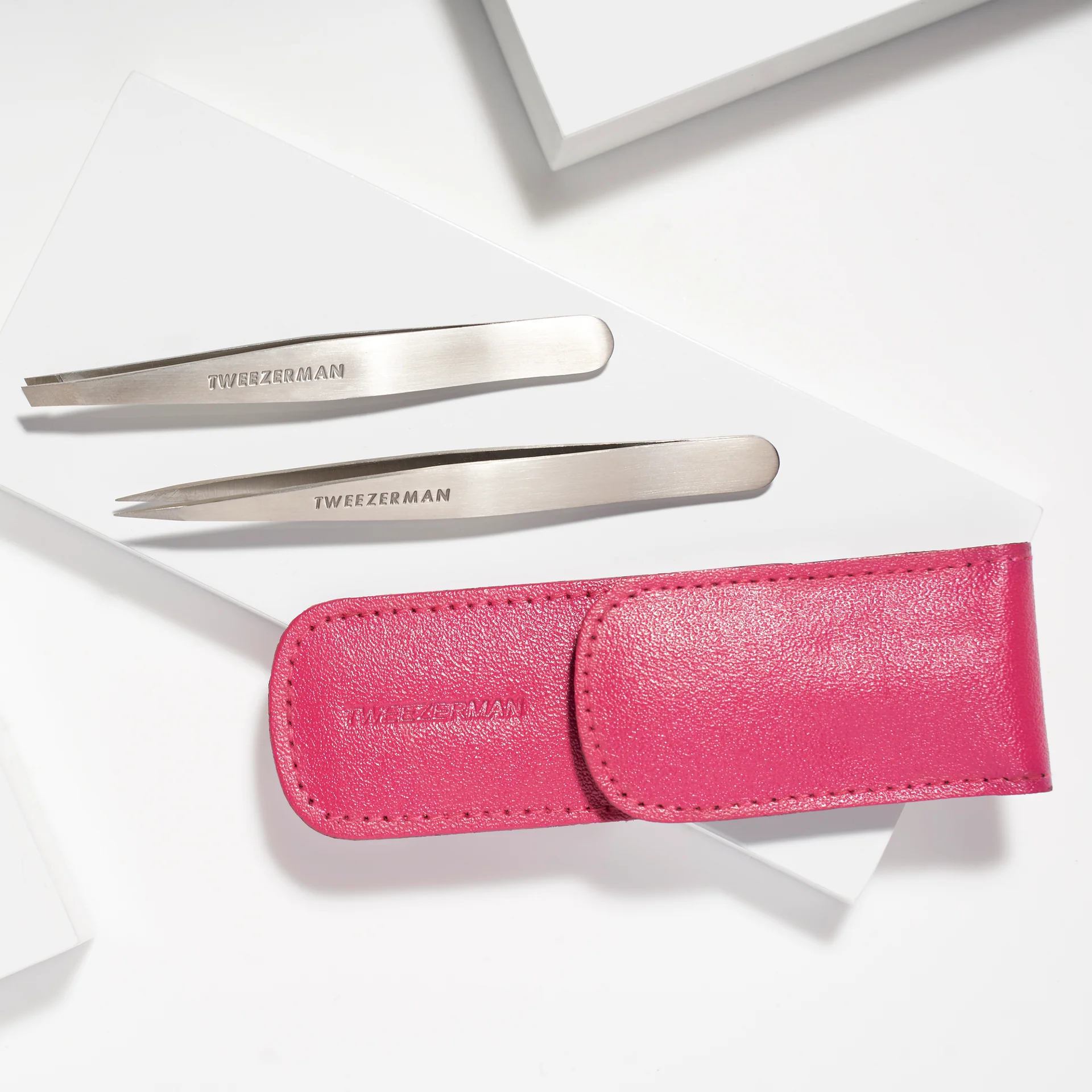 Купить TWEEZERMAN Petite Tweeze Set With Pink Case на Beautystorage.ru. Быстрая доставка по России и СНГ.