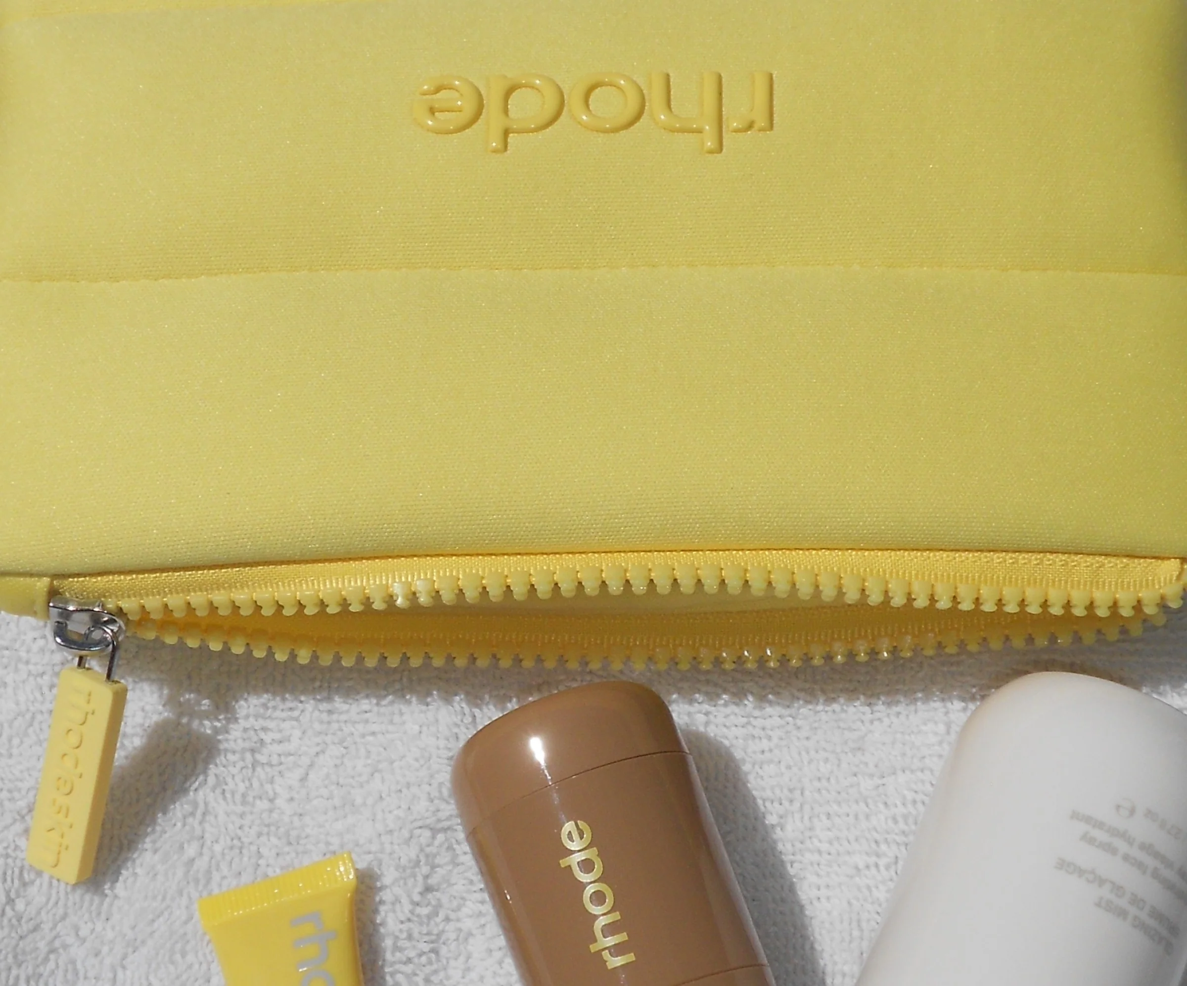 Rhode Bubble Bag Lemontini купить в Beauty Storage. Быстрая доставка по России и СНГ.