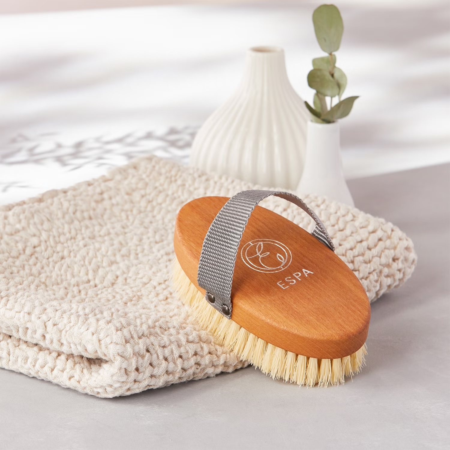 ESPA Skin Stimulating Body Brush купить в Beauty Storage. Быстрая доставка по России и СНГ.