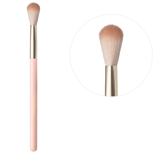 RARE BEAUTY by Selena Gomez Positive Light Precision Highlighter Brush купить в Beauty Storage. Быстрая доставка по России и СНГ.