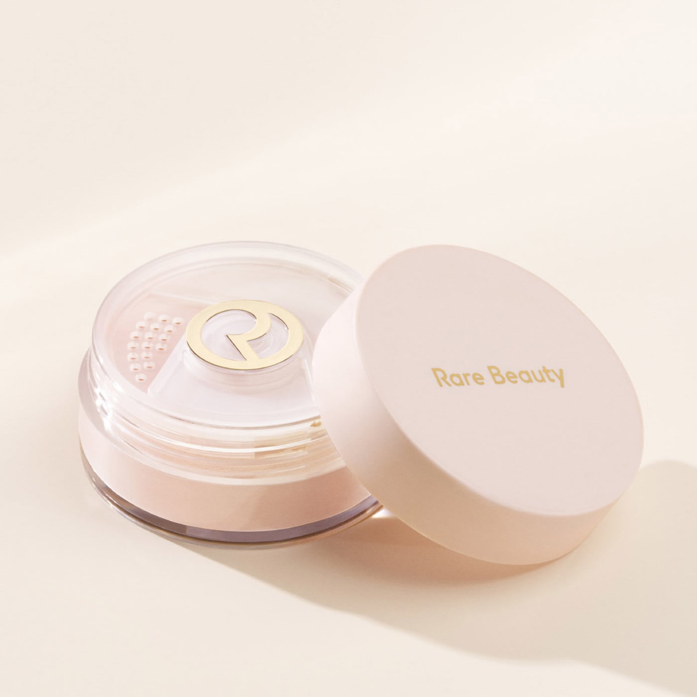 RARE BEAUTY BY SELENA GOMEZ Always an Optimist Soft Radiance Setting Powder купить в Beauty Storage. Быстрая доставка по России и СНГ.
