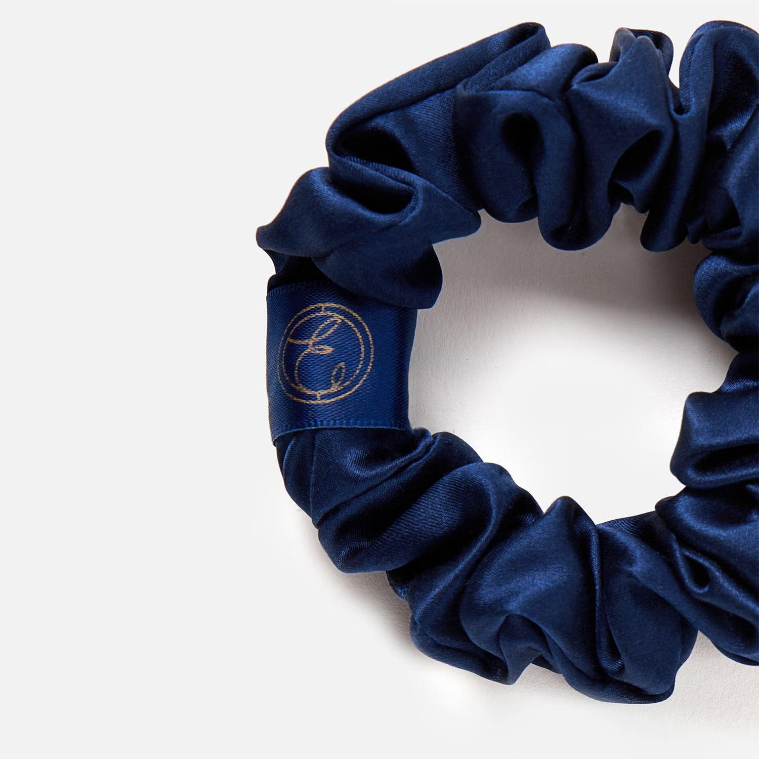 ESPA Silk Scrunchie - Midnight Blue купить в Beauty Storage. Быстрая доставка по России и СНГ.
