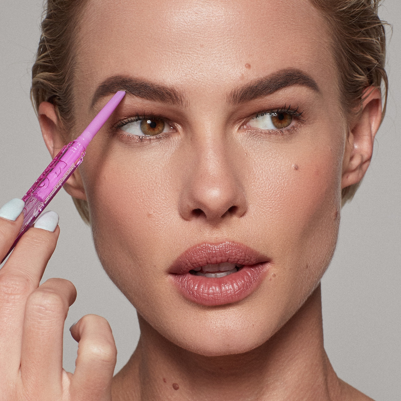 KOSAS Brow Pop Clean Dual-Action Defining Eyebrow Pencil купить в Beauty Storage. Быстрая доставка по России и СНГ.