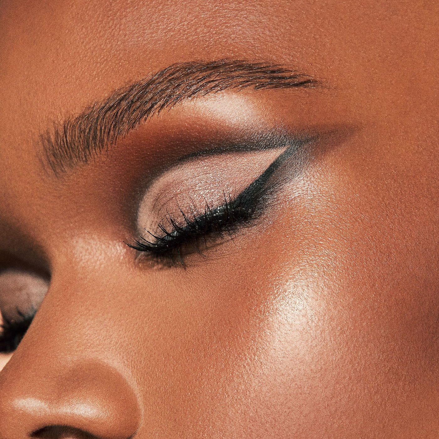 PATRICK TA Major Dimension Precision Gel Eyeliner купить в Beauty Storage. Быстрая доставка по России и СНГ.