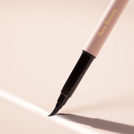 RARE BEAUTY BY SELENA GOMEZ Perfect Strokes Matte Liquid Liner купить в Beauty Storage.  Быстрая доставка по России и СНГ.