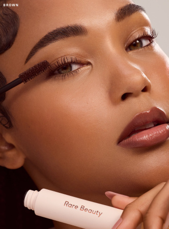 Купить RARE BEAUTY by Selena Gomez Perfect Strokes Universal Volumizing Mascara - Brown на Beautystorage.ru. Быстрая доставка по России и СНГ.