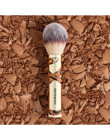 HOURGLASS Veil Travel Powder Brush - Snake купить в Beauty Storage. Быстрая доставка по России и СНГ.