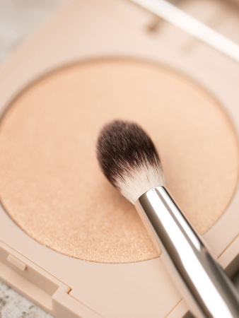 ILIA Blending Brush купить в Beauty Storage. Быстрая доставка по России и СНГ.