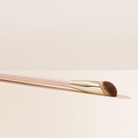 RARE BEAUTY BY SELENA GOMEZ Liquid Touch Concealer Brush купить в Beauty Storage.  Быстрая доставка по России и СНГ.