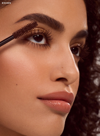 Купить RARE BEAUTY by Selena Gomez Perfect Strokes Universal Volumizing Mascara - Brown на Beautystorage.ru. Быстрая доставка по России и СНГ.