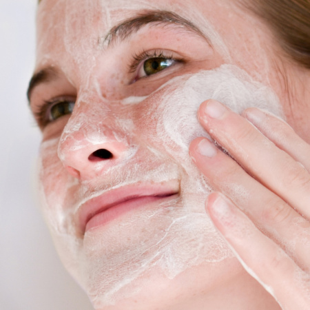 FARMACY Whipped Greens: oil-free foaming cleanser with moringa and papaya  купить в Beauty Storage. Быстрая доставка по России и СНГ.