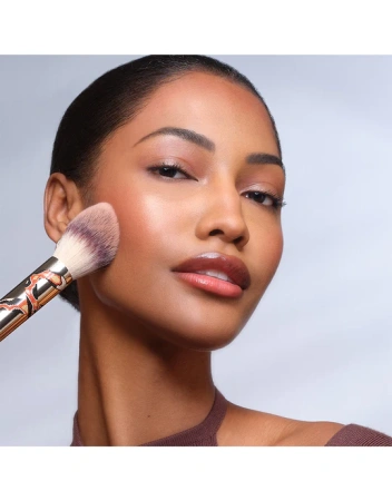 HOURGLASS Veil Travel Powder Brush - Snake купить в Beauty Storage. Быстрая доставка по России и СНГ.