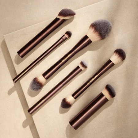 HOURGLASS Retractable Kabuki Brush купить в Beauty Storage. Быстрая доставка по России и СНГ.
