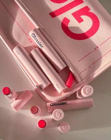 GLOSSIER The Beauty Bag купить в Beauty Storage. Быстрая доставка по России и СНГ.
