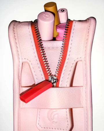 GLOSSIER The Beauty Bag купить в Beauty Storage. Быстрая доставка по России и СНГ.
