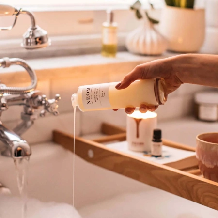 Купить NEOM Wellbeing Real Luxury De-Stress Bath Foam на Beautystorage.ru. Быстрая доставка по России и СНГ.
