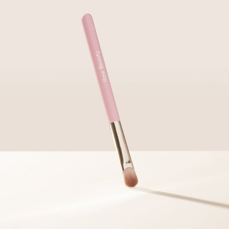 RARE BEAUTY BY SELENA GOMEZ Stay Vulnerable All - Over Eyeshadow Brush купить в Beauty Storage. Быстрая доставка по России и СНГ.