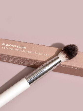 ILIA Blending Brush купить в Beauty Storage. Быстрая доставка по России и СНГ.