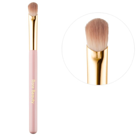 RARE BEAUTY BY SELENA GOMEZ Stay Vulnerable All - Over Eyeshadow Brush купить в Beauty Storage. Быстрая доставка по России и СНГ.