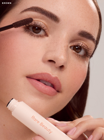 Купить RARE BEAUTY by Selena Gomez Perfect Strokes Universal Volumizing Mascara - Brown на Beautystorage.ru. Быстрая доставка по России и СНГ.