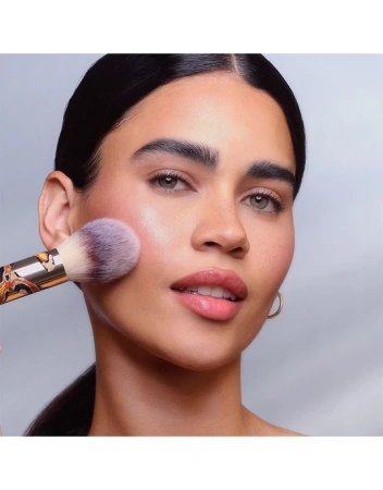 HOURGLASS Veil Travel Powder Brush - Snake купить в Beauty Storage. Быстрая доставка по России и СНГ.