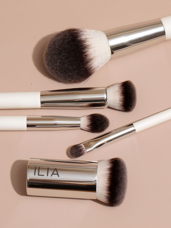 ILIA Perfecting Buff Brush купить в Beauty Storage. Быстрая доставка по России и СНГ.
