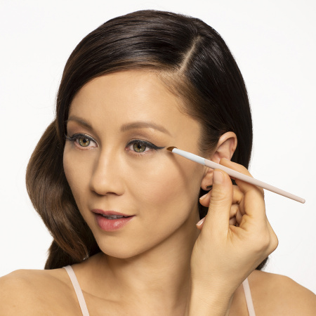 BEAUTYBLENDER Wing Man Curved Eyeliner Brush купить в Beauty Storage. Быстрая доставка по России и СНГ.